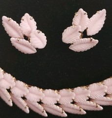 Vintage 1950s Pink Thermoset Leaf Choker Necklace & Clip-on Earrings Set MCM