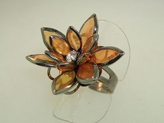 VINTAGE 1970-80’S ADJUSTABLE MOLDED PLASTIC FLOWER W/RHINESTONE RING! COOL PC.