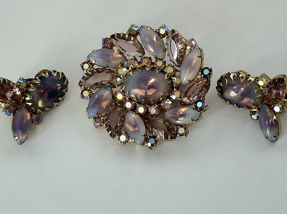 VINTAGE LILAC PINK FROSTED GLASS AB BROOCH & CLIP EARRINGS SET NAVETTE