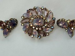 VINTAGE LILAC PINK FROSTED GLASS AB BROOCH & CLIP EARRINGS SET NAVETTE