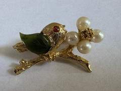 VINTAGE SWOBODA SIGNED GOLD TONE JADE PEARL BIRD ON BRANCH BROOCH PIN 1.5″
