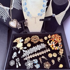 ESTATE MIRIAM HASKELL, SCHREINER, JULIANA D&E CROWN TRIFARI KRAMER & MORE-25 PCS