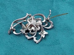 Silver Jewelry Pin w Marcasite & Chrysoprase Gemstone Setting: 2.25″ x 1.4″, 11g