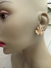 VINTAGE GOLD TONE PAVE CRYSTAL TEXTURED MAPLE LEAF BROOCH EARRINGS SET SIGNED
