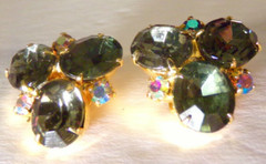 VTG 1950’S SMOKY GRAY AURORA BOREALIS RHINESTONE GOLD TONE CLIP ON EARRINGS