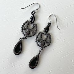 Vintage silvertone & black faceted plastic/acrylic stone dangle earrings goth