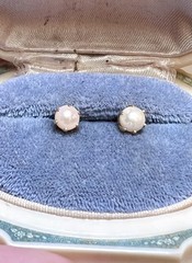 LOVELY Vintage 14 Kt. Yellow Gold Lustrous White Round Pearl Stud Earrings