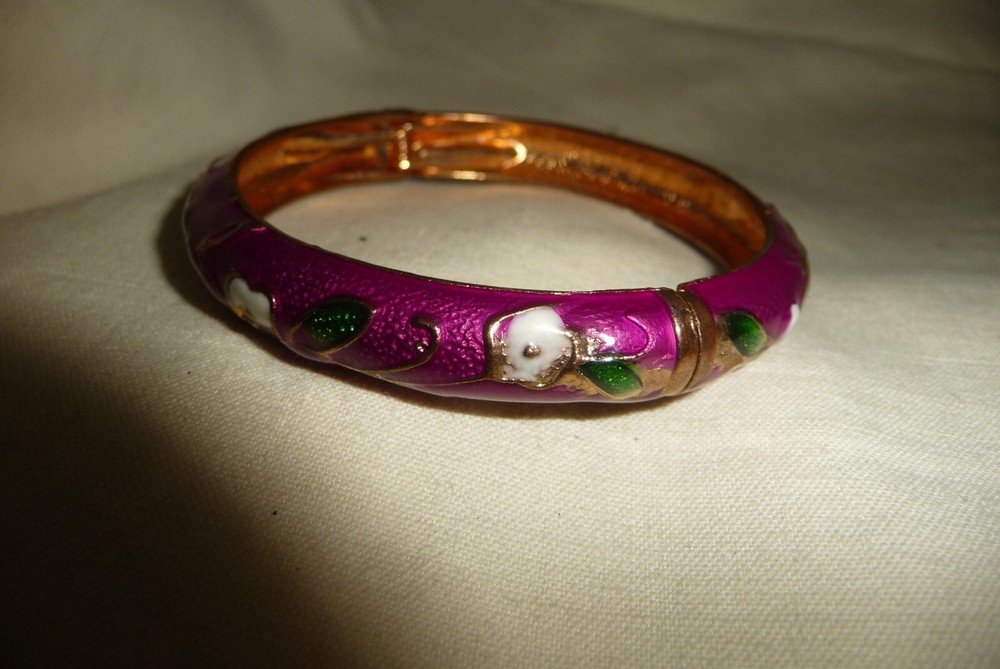 MAROON FLOWERED ENAMELED HINGED BANGLE #195A VTG COSTUME BRACELET