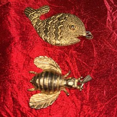 2 AUTHENTIC MIMI D N SIGNED GOLD PLATED BEE AND WHALE CHARMS FOB PENDANTS