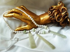 STUNNING VINTAGE CULTURED PEARL CARVED CELADON JADE STATEMENT NECKLACE WOOD BOX!