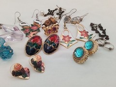 12 LOT G VINTAGE ESTATE PIERCED EARRINGS DANGLE HUGGIE CLOISONNE HEART FLORAL