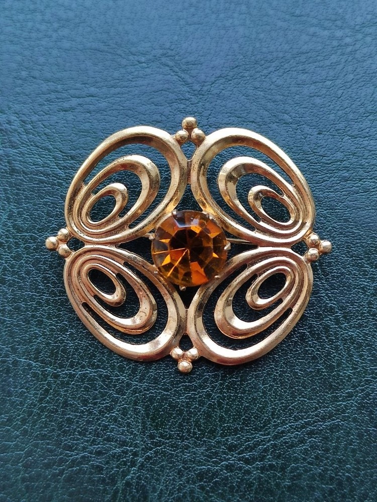 Vintage Starburst Round Gold Tone Brooch Glass Crystal Rhinestone Pin 1970