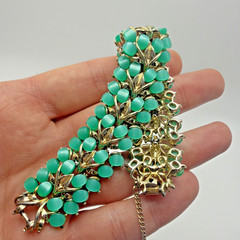 Vintage Thermoset Bracelet Green Goldtoned With Safety Chain Size 6