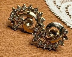 VTG 1940’s Crown Trifari Swirl Clip On Earrings In Gold Plate with Rhinestones