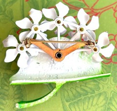 LOVELY LAVENDER PURPLE VIOLETS VINTAGE METAL ENAMEL FLOWER PIN CORSAGE GIFT