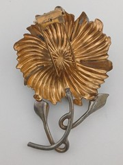 1930s 3.5 in gold tone 3D gray black enamel Flower design fur/dress clip