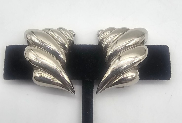 Les Bernard Clip EARRINGS Silvertone Stylized Conch Art Beauty Fashion