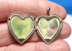 STERLING SILVER HEART LOCKET “I LOVE YOU” VINTAGE 3 GRAMS 18 X 22 MM J-688