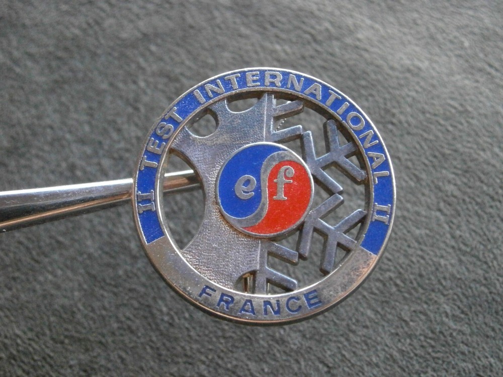 France Ski Test International II Vintage Silvertone Enamel Lapel Pin Badge 12.7g