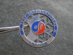 France Ski Test International II Vintage Silvertone Enamel Lapel Pin Badge 12.7g