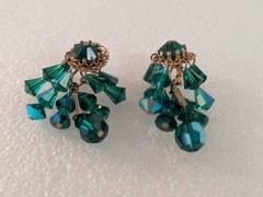 Vtg Green Iridescent Beaded Dangle Drop Gold Tone Clip On Earrings 2″