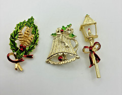 Vintage Christmas Brooch Pin Lot ART KC Wreath Bells Reindeer Flower 8 Pc Read