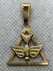 VINTAGE HANDMADE 19K Yellow Gold FLYING BIRD TRIANGLE Charm Pendant w/17K Lock