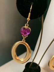 Vintage Gold tone Dangling Oval Hoop Earrings with purple heart gems french wire