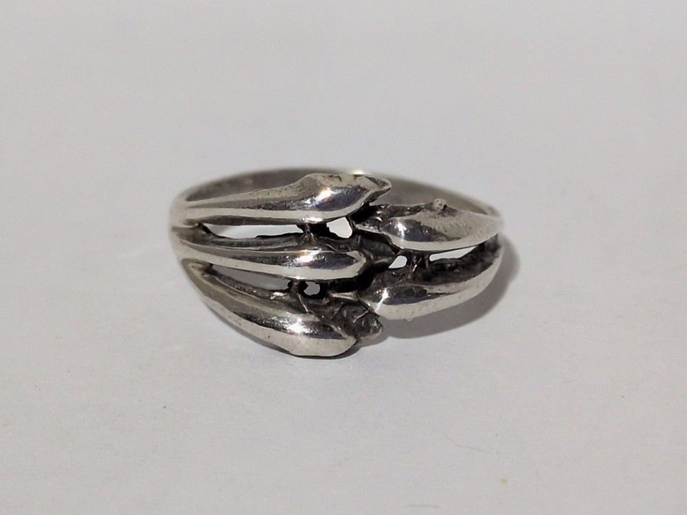 VINTAGE STERLING SILVER POD OF 5 DOLPHINS SIZE 8 RING 2.5MM BAND 925 DOLPHIN