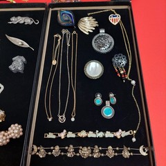 60 Piece Vintage-Now Jewelry Lot Necklaces Bracelets Brooches Earrings