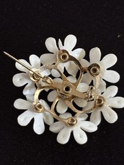Vtg White Daisy Necklace Bracelet Brooch Earrings Parure Set Gold Toned Gift Box