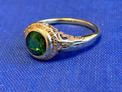 Vtg 14K Yellow Gold Ring 2.9g Fine Jewelry Size 6.25 Band Emerald Color Stone