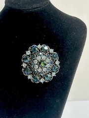 VTG STYLE DOMED 1.75”D BROOCH PIN SILVER TONE BLUE SAPPHIRE BLUE RHINESTONES
