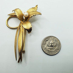 Vintage Brushed Golden Tone Plated Flower w Freshwater Pearl Brooch Pin