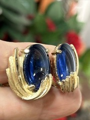 57. Rare Crown TRIFARI Gold tone Blue Oval Cabochon Clip on Earrings 14.7g, 21mm