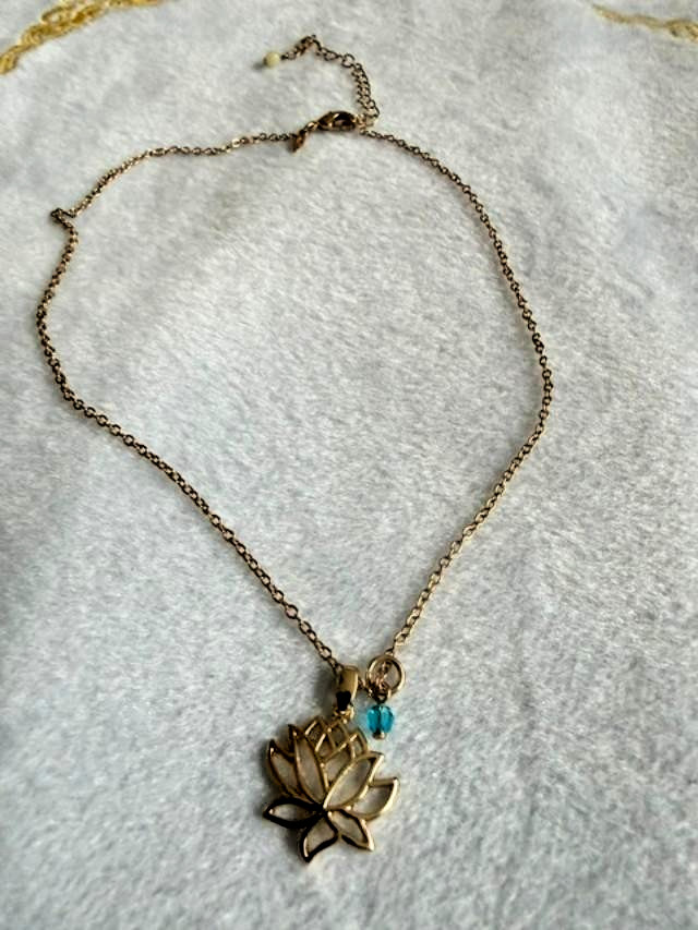 Avon Gold Tone Openwork Lotus Flower Pendant Necklace Blue Bead NWT 20″