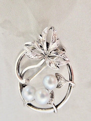 MIKIMOTO SIGNED VINTAGE BRIGHT CLEAN (3) 6 MM CULTURED AKOYA PEARLS STERLING PIN