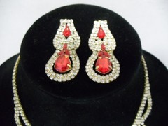VINTAGE FIRE RED RHINESTONE TEAR DROP STYLE NECKLACE & DANGLE STUD EARRINGS SET