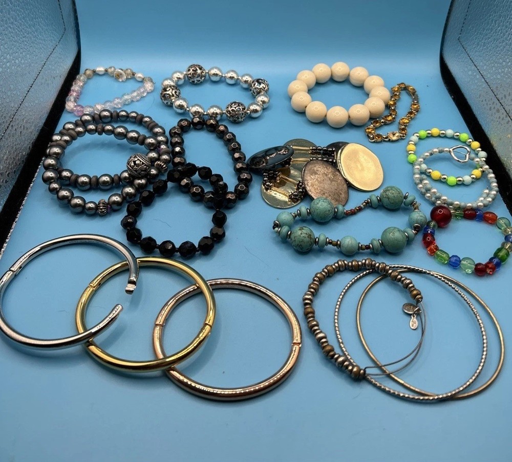 Lot Of 18 Ass’t Style Bracelets Estate Jewelry (see Description)