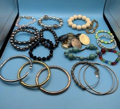 Lot Of 18 Ass’t Style Bracelets Estate Jewelry (see Description)