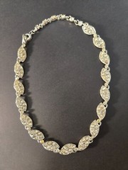 VTG Unbranded Necklace Linked Rhinestone Embedded Leaves 16″ SOLD AS IS