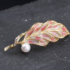 High-end Design Dripping Oil Creative Transparent Pink Geometric Leaf Brooch