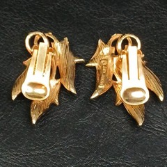 Vintage MODE ART Clip On Leaves Earrings Black/White Enamel. 13-733