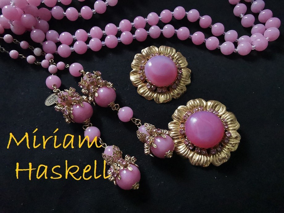 MIRIAM HASKELL 50’S SIGN 2-PC SET PINK PÂTÈ DE VERRE BEADS & MONTÉE BRASS ACCENT