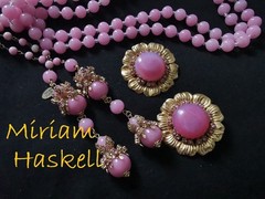 MIRIAM HASKELL 50’S SIGN 2-PC SET PINK PÂTÈ DE VERRE BEADS & MONTÉE BRASS ACCENT