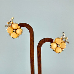 Vintage Earrings Thermoset Clover Flower Gold Tone Clip On Faux Seed Pearl