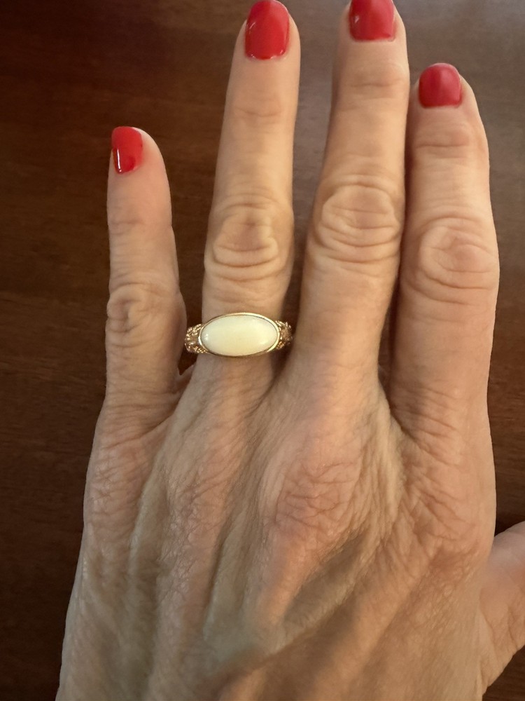 PRISTINE VINTAGE 14k GOLD WHITE CORAL RING ~SIZE 6 ~ORNATE FILIGREE SETTING
