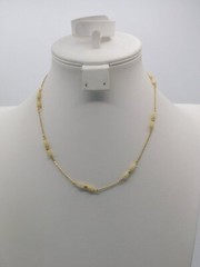 B619-VINTAGE NECKLACE~GOLD TONE/CREAM BEADS~MEDICI~17.5″