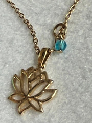 Avon Gold Tone Openwork Lotus Flower Pendant Necklace Blue Bead NWT 20″