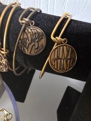 WOW Nice Versatile Vintage/Now Gold Tone Jewelry lot Some Signed